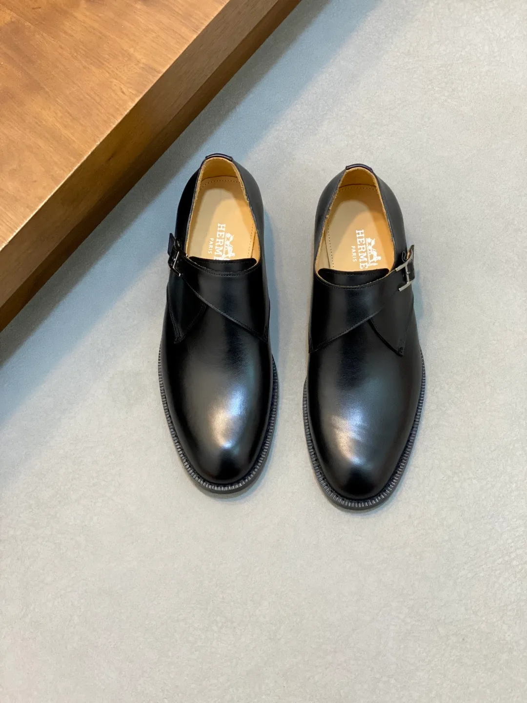 Men's shoes 💰780 HERMES/Hermès GAME slip-on loafers. These loafers are made of matte frosted calfskin. They are equipped with functional Kelly shoe buckles to easily create a fashionable urban style. They are equipped with genuine leather welts and lightweight grooved rubber foam outsole. They have genuine calfskin lining and silk-screen logo feet. They are slip-on design. They are novel and fashionable, with a handsome upper. Comes with a dust bag in the original box! Size: 39-40-41-42-43-44 standard leather shoe size (38/45 can be customized but does not support returns)